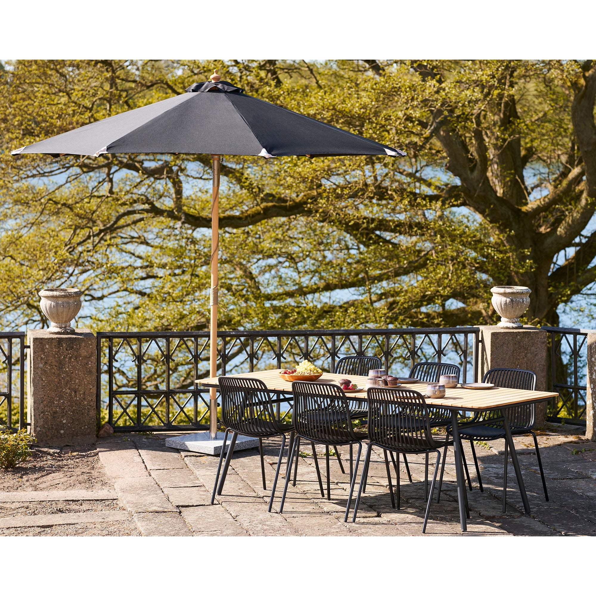 Parasol AUSTIN 300 cm noir à mât effet bois – vue complémentaire