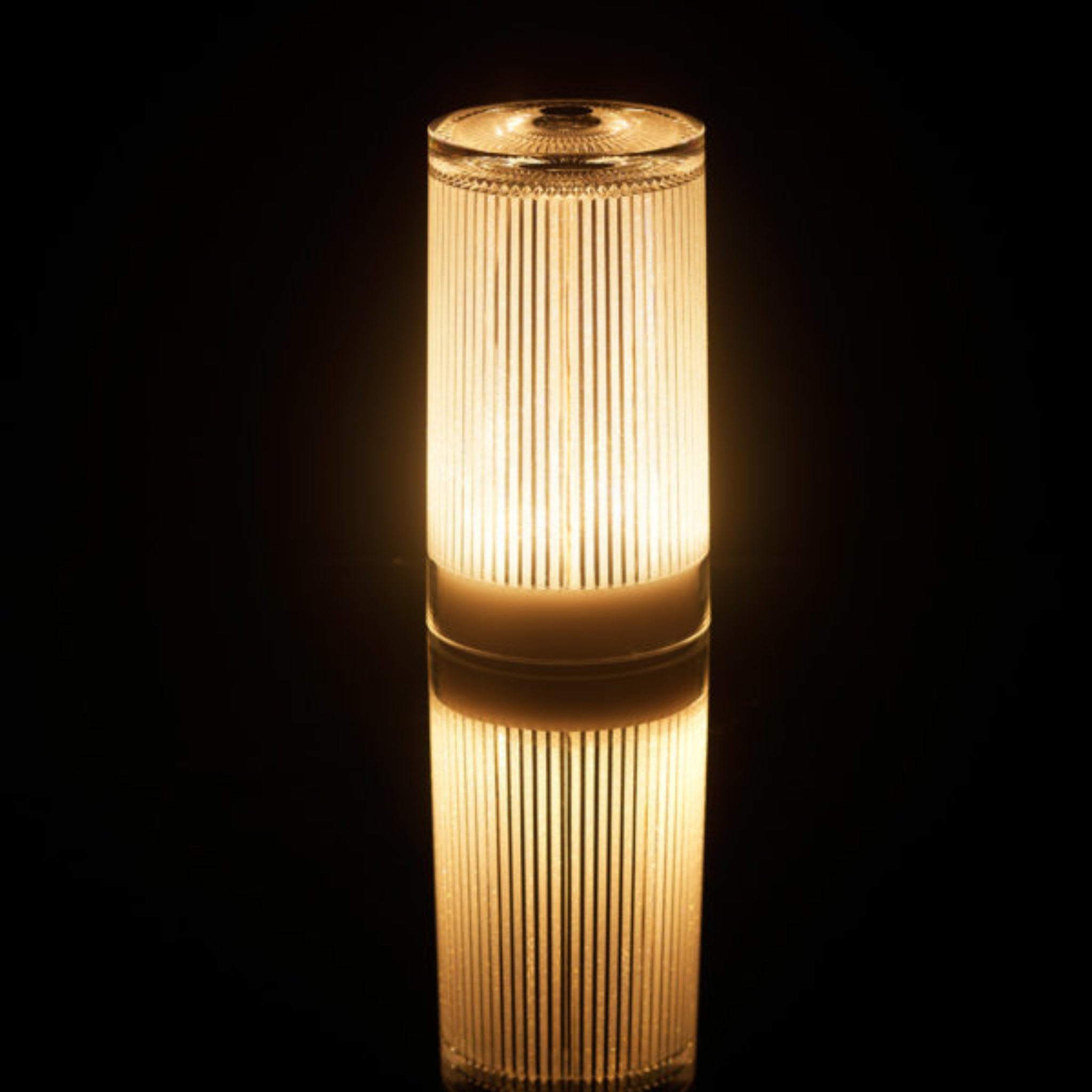 DJOBIE – Lampe LED posée sur une table de réception en extérieur