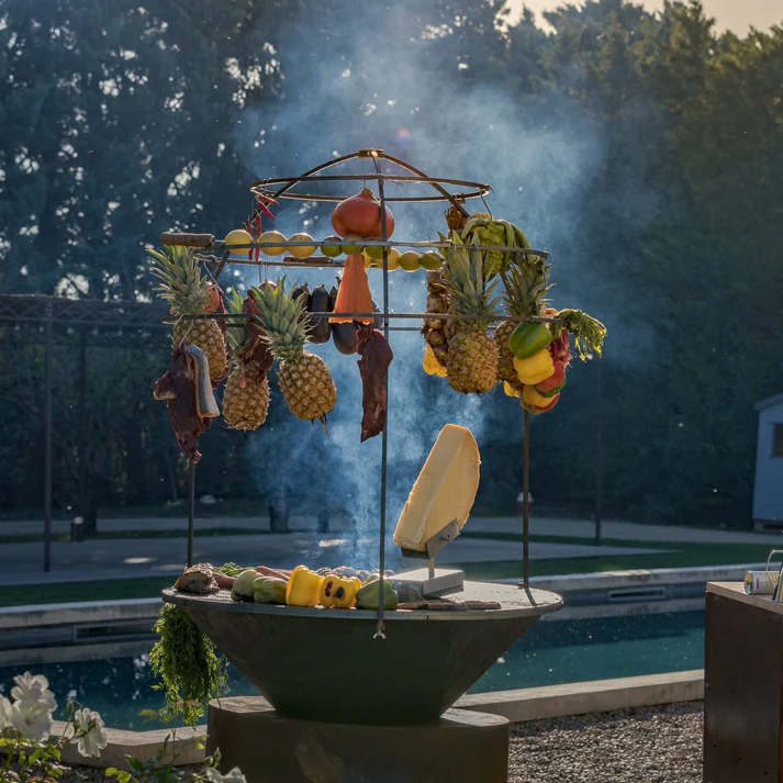 Cage inox Firten – Présentation élégante et cuisson uniforme au feu de bois.