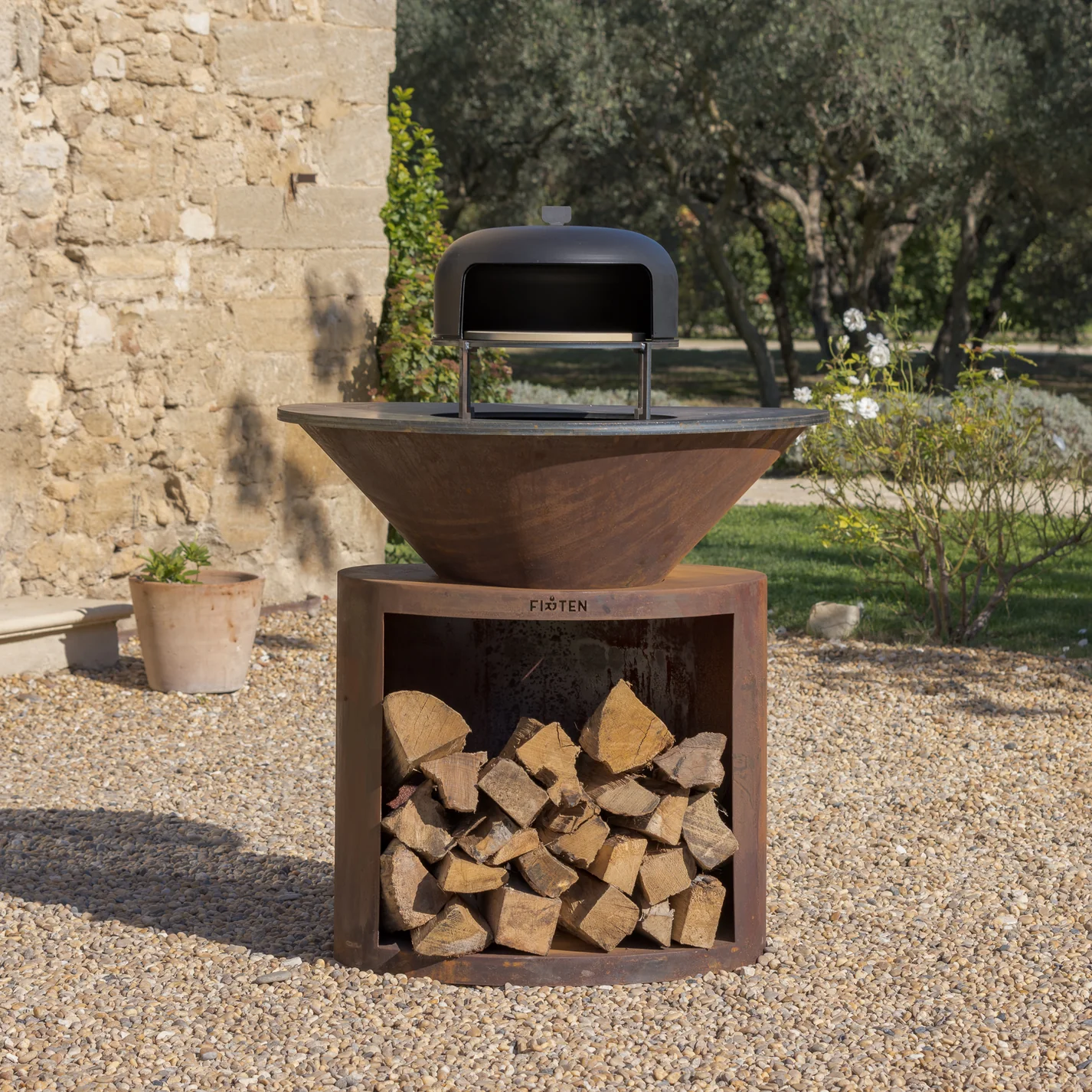 Cuisson pizza au feu de bois – Four Firten pour moments conviviaux.