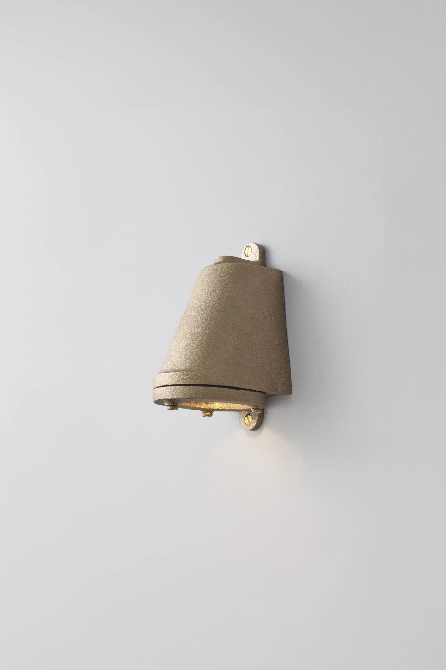 Applique Mast