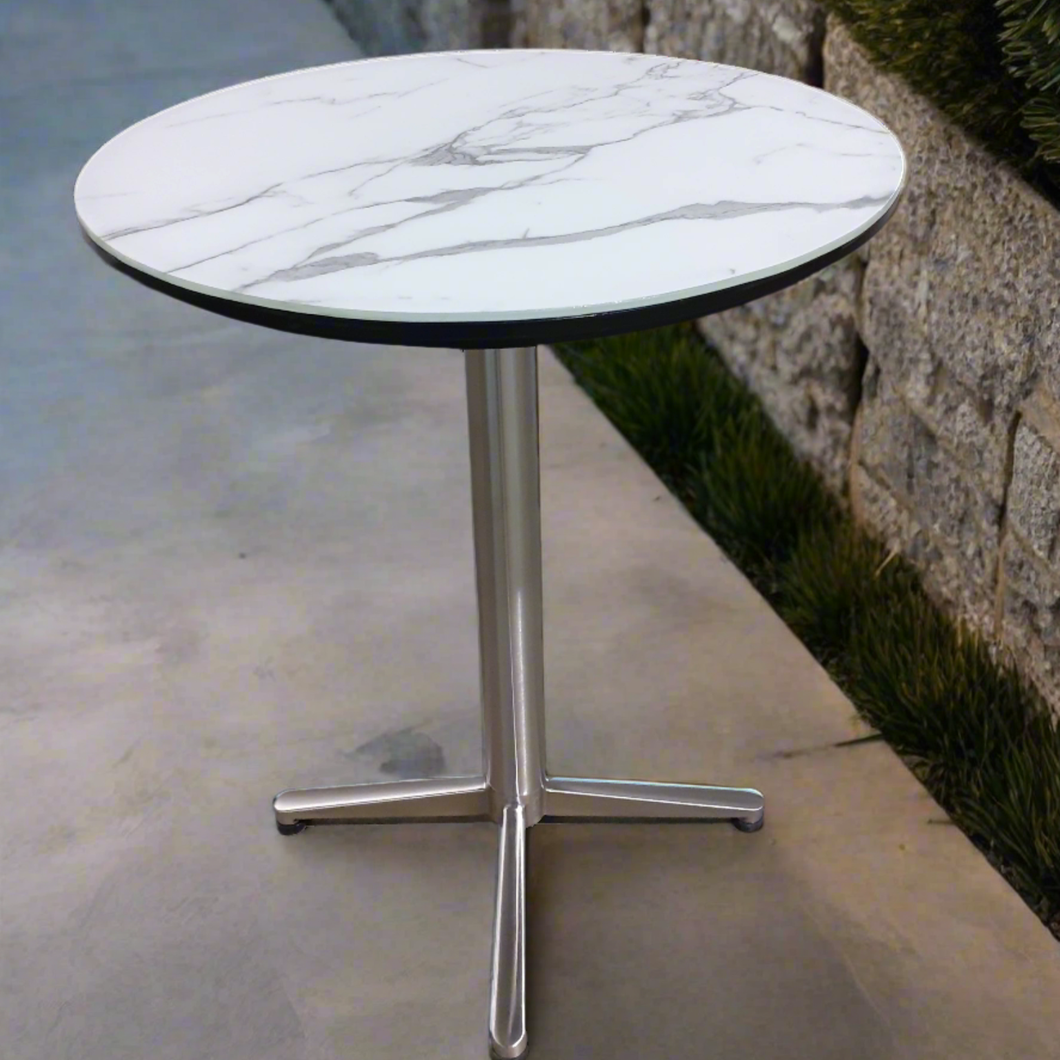 Table lumineuse PETAL allumée en terrasse moderne