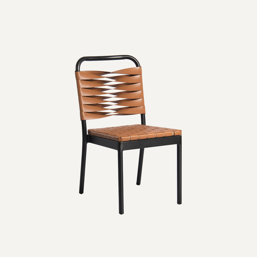 Chaise PUMPKIN, structure en aluminium époxy noir. Tressage effet cuir orange