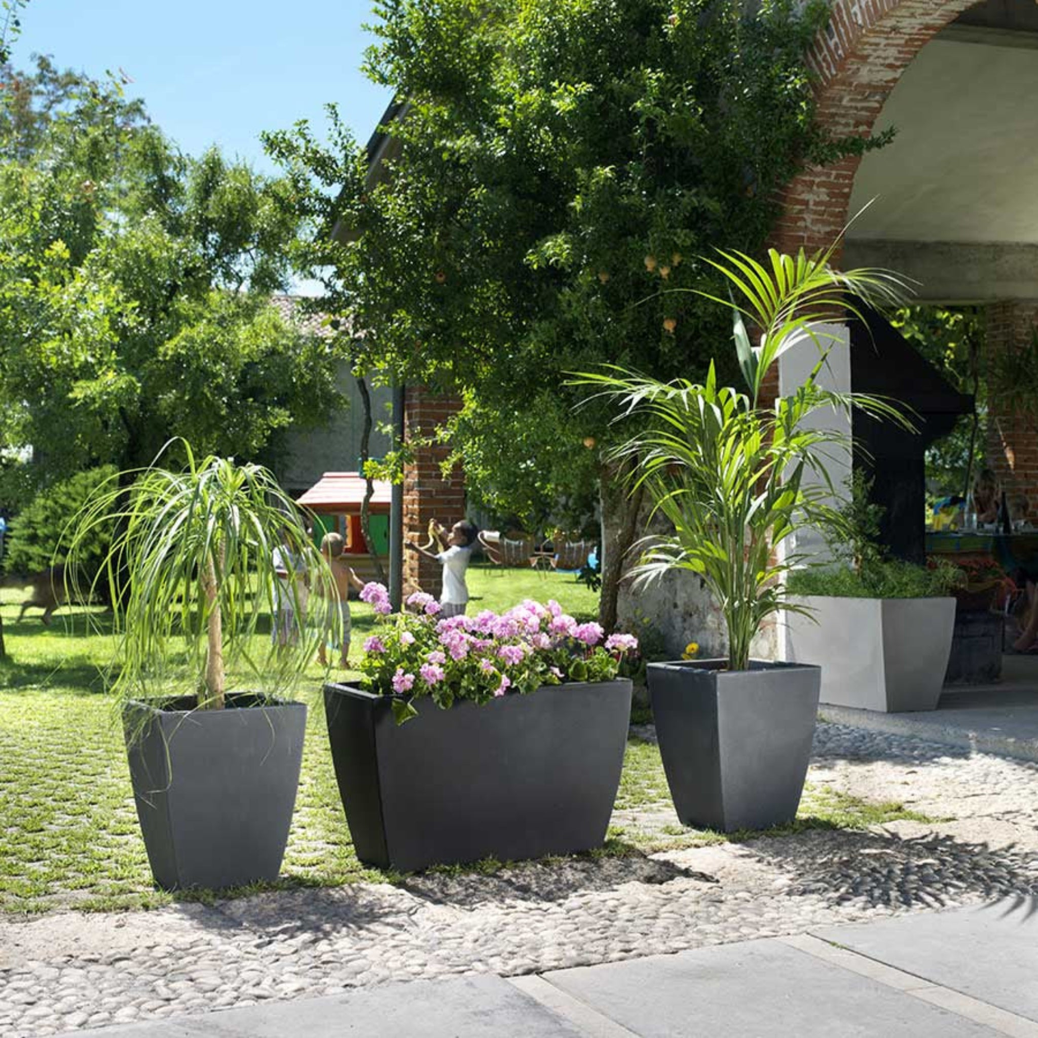 Pot Montano – Grand pot de fleurs extérieur robuste et design