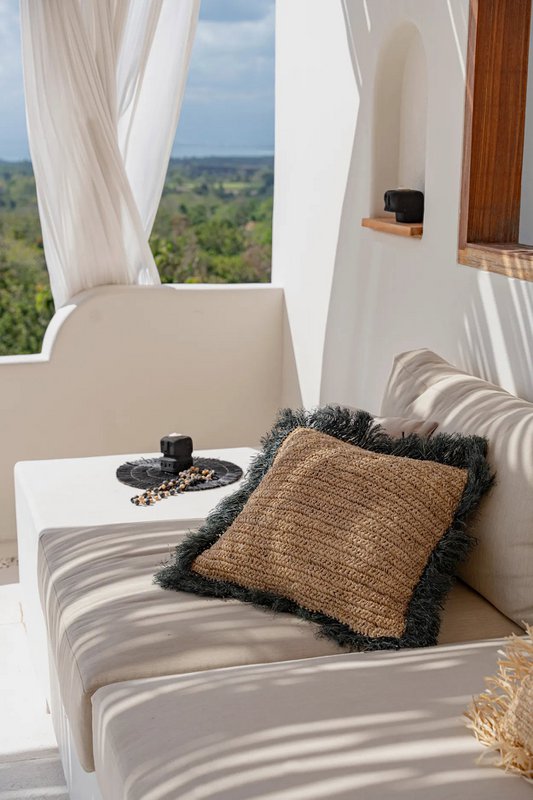 Housse de coussin carrée en raphia noir naturel 60 × 60 cm