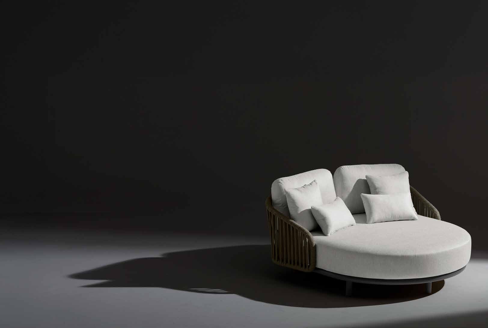 Daybed extérieur DELIGHT finition ébène en studio