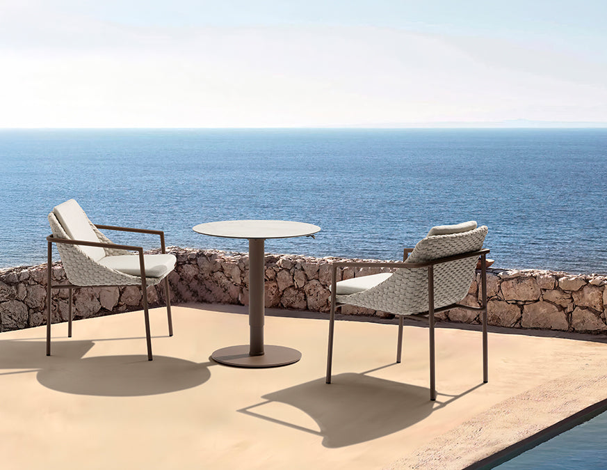 Fauteuil ENJOY Dark Bronze – mise en situation extérieure