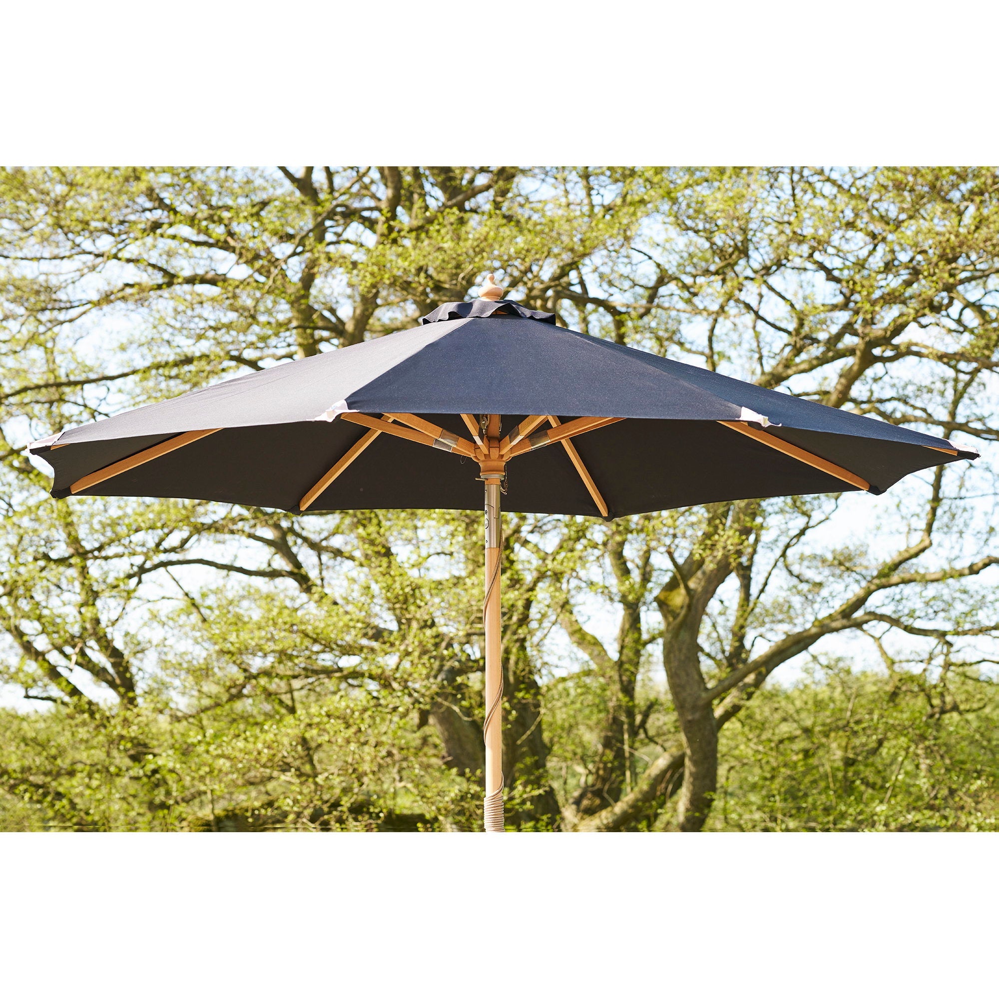Parasol AUSTIN 300 cm noir à mât effet bois – vue complémentaire