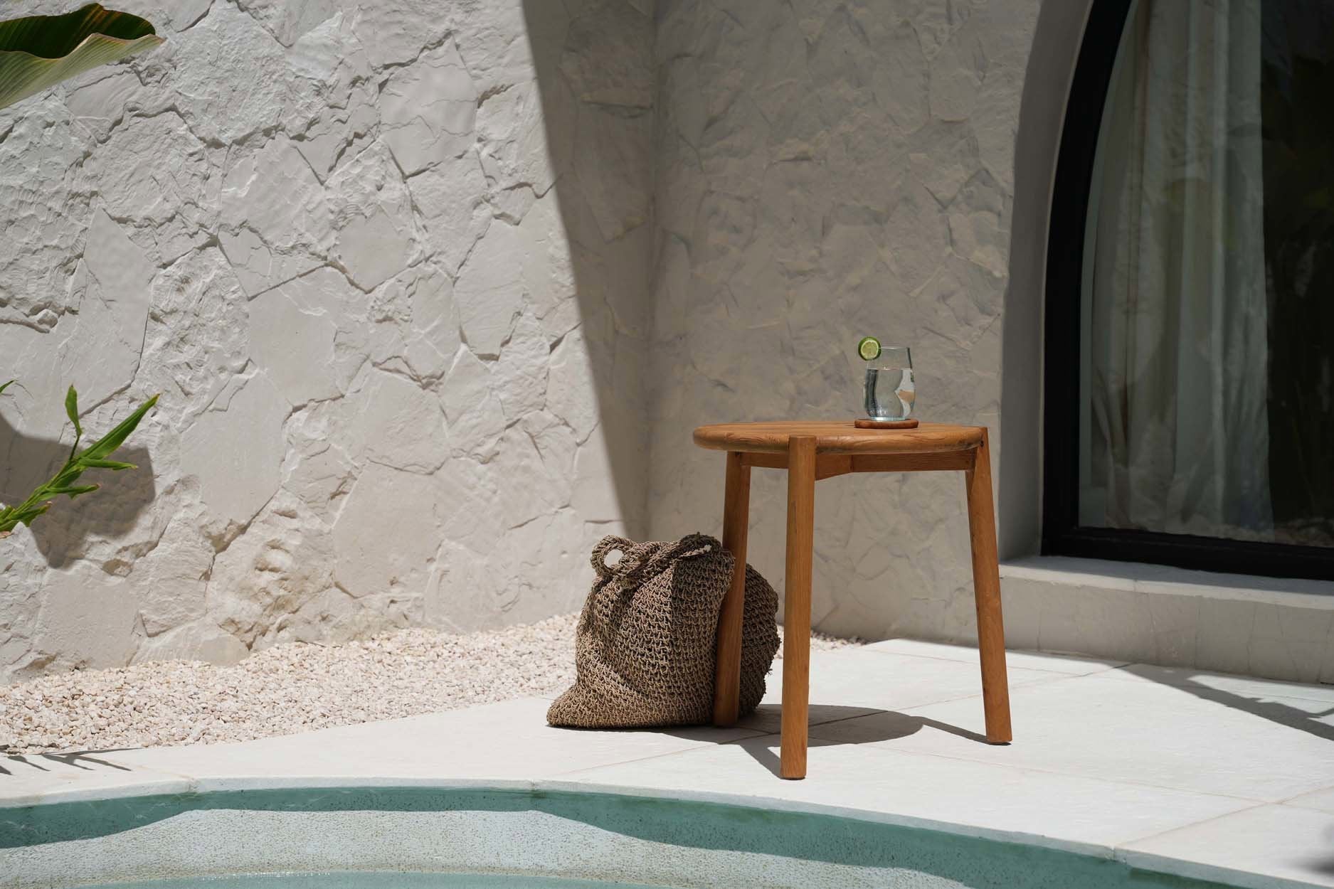 Table d’appoint GILIMANUK en teck naturel – vue de détail Bazar Bizar