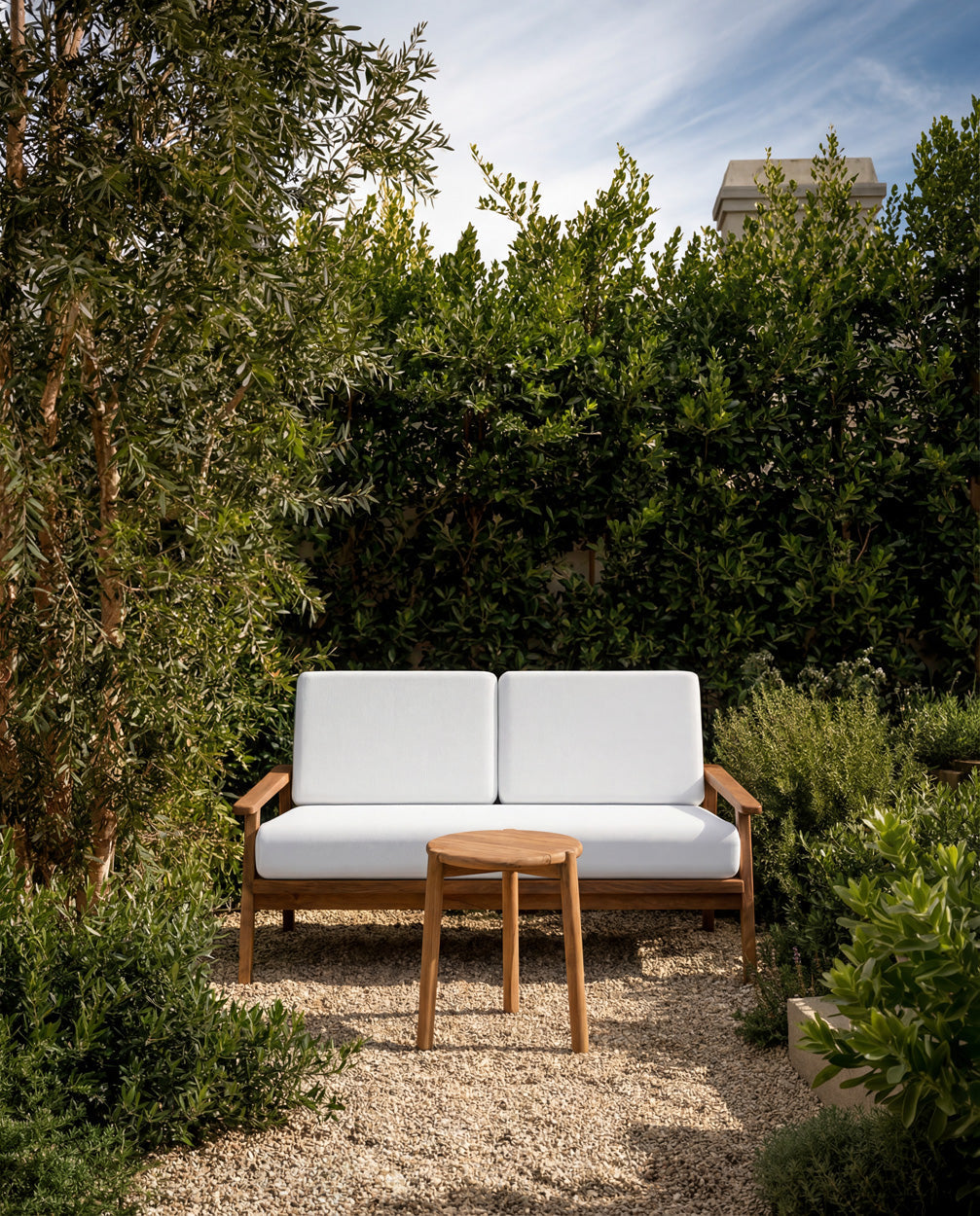 Table d’appoint GILIMANUK en teck naturel – ambiance extérieure Bazar Bizar