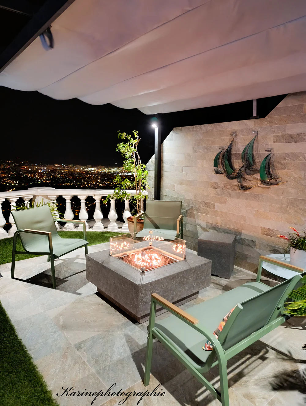 MANHATTAN Fire Pit Table Set with Protective Screen