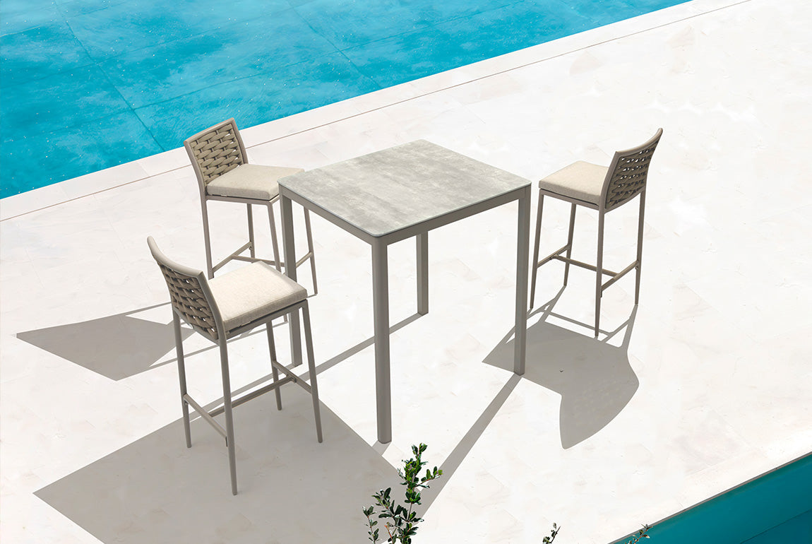 Table et tabourets de bar LOOP en situation extérieure