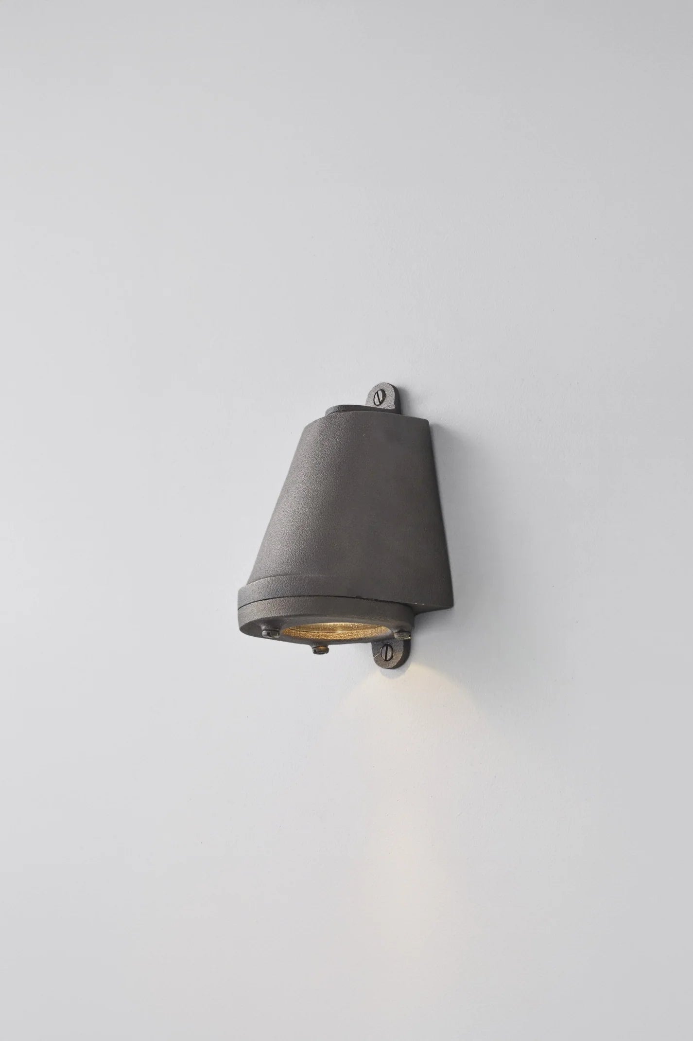 Applique Mast