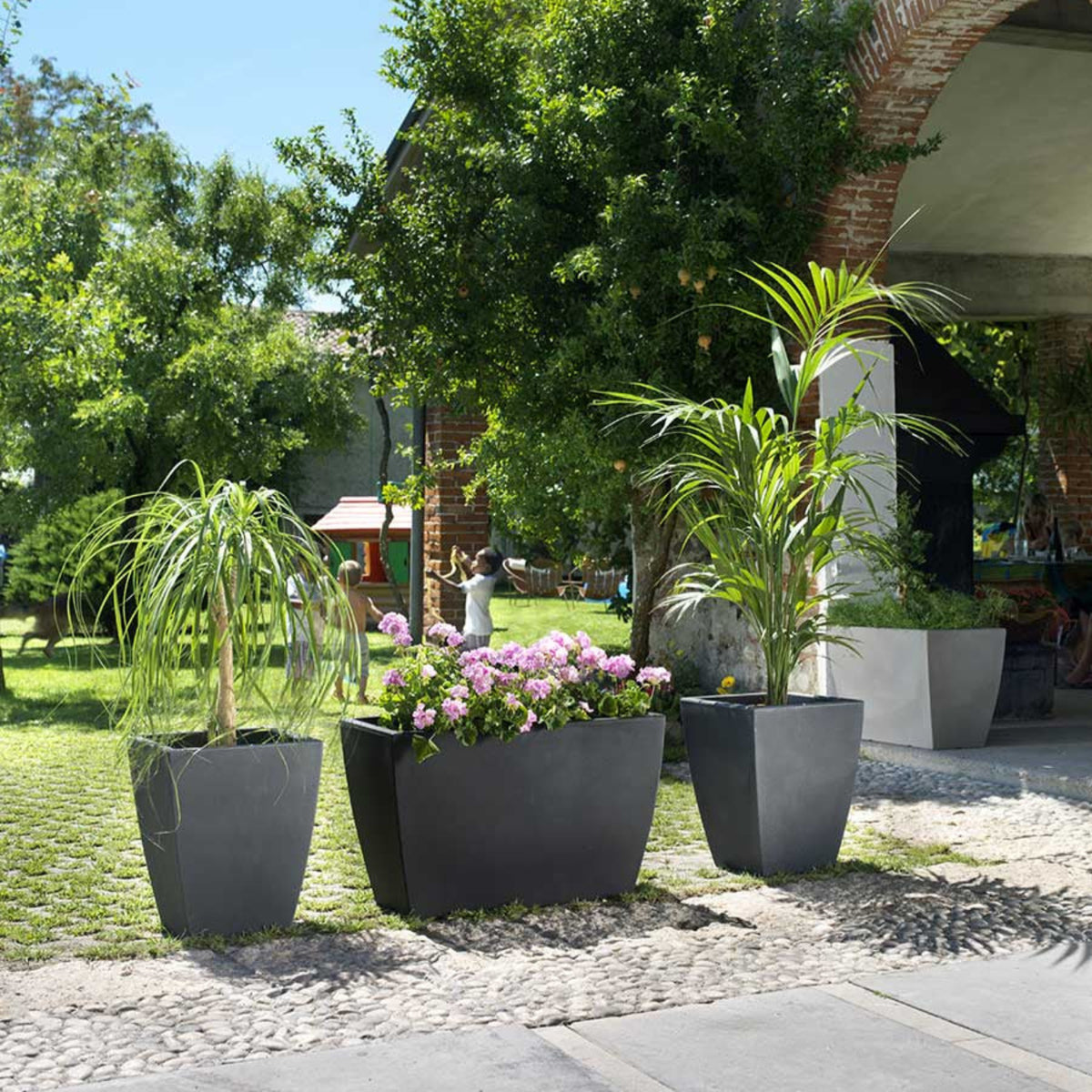 Pot Montano – Grand pot de fleurs extérieur robuste et design