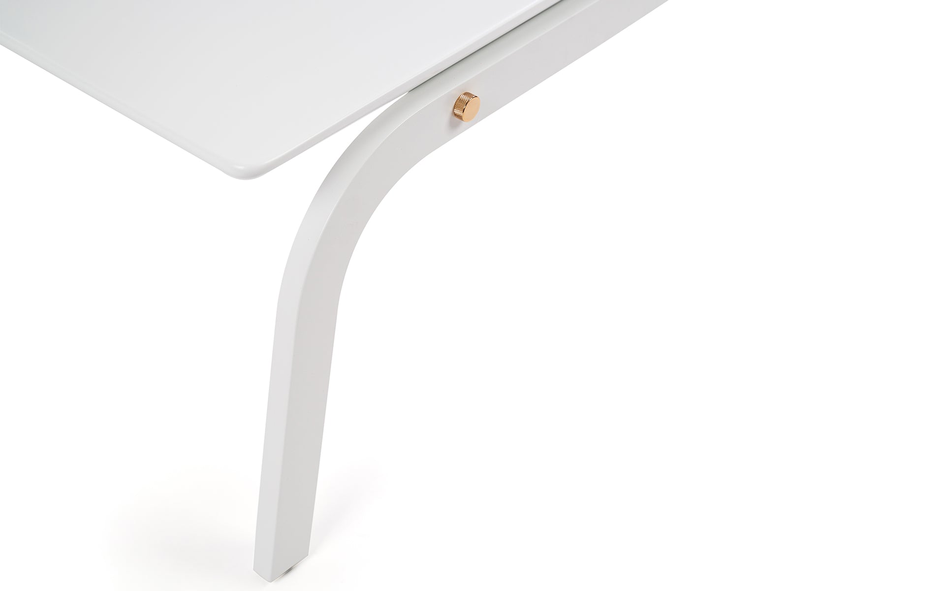 Détail du pied courbe et de la finition métallique de la table basse Ribbon