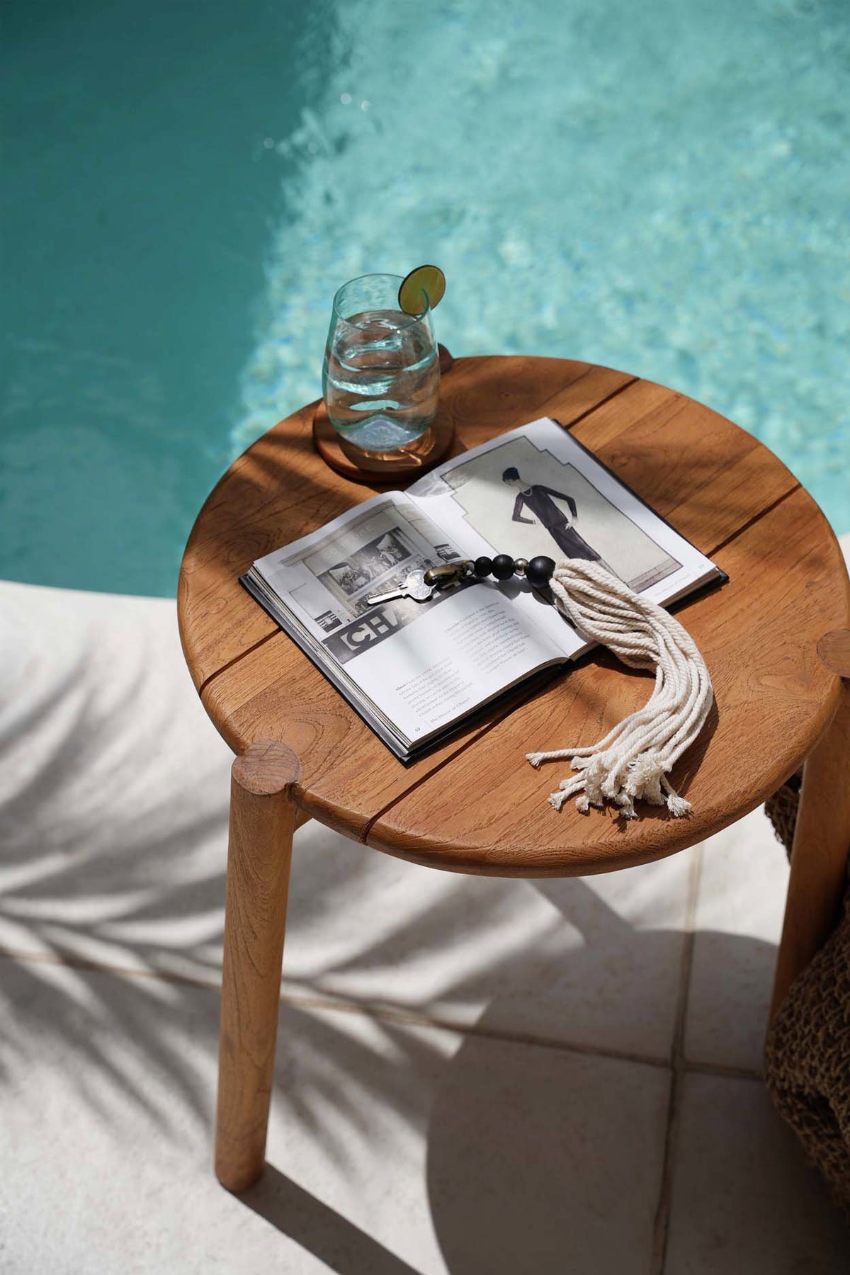 Table d’appoint extérieure GILIMANUK en teck naturel – détail – Bazar Bizar