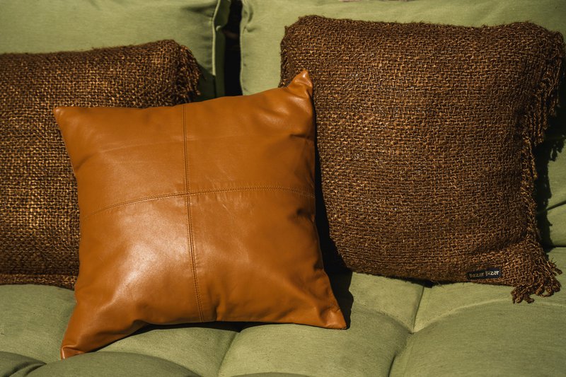 Housse cuir quatre panneaux camel 40 × 40 – vue 6 – Bazar Bizar