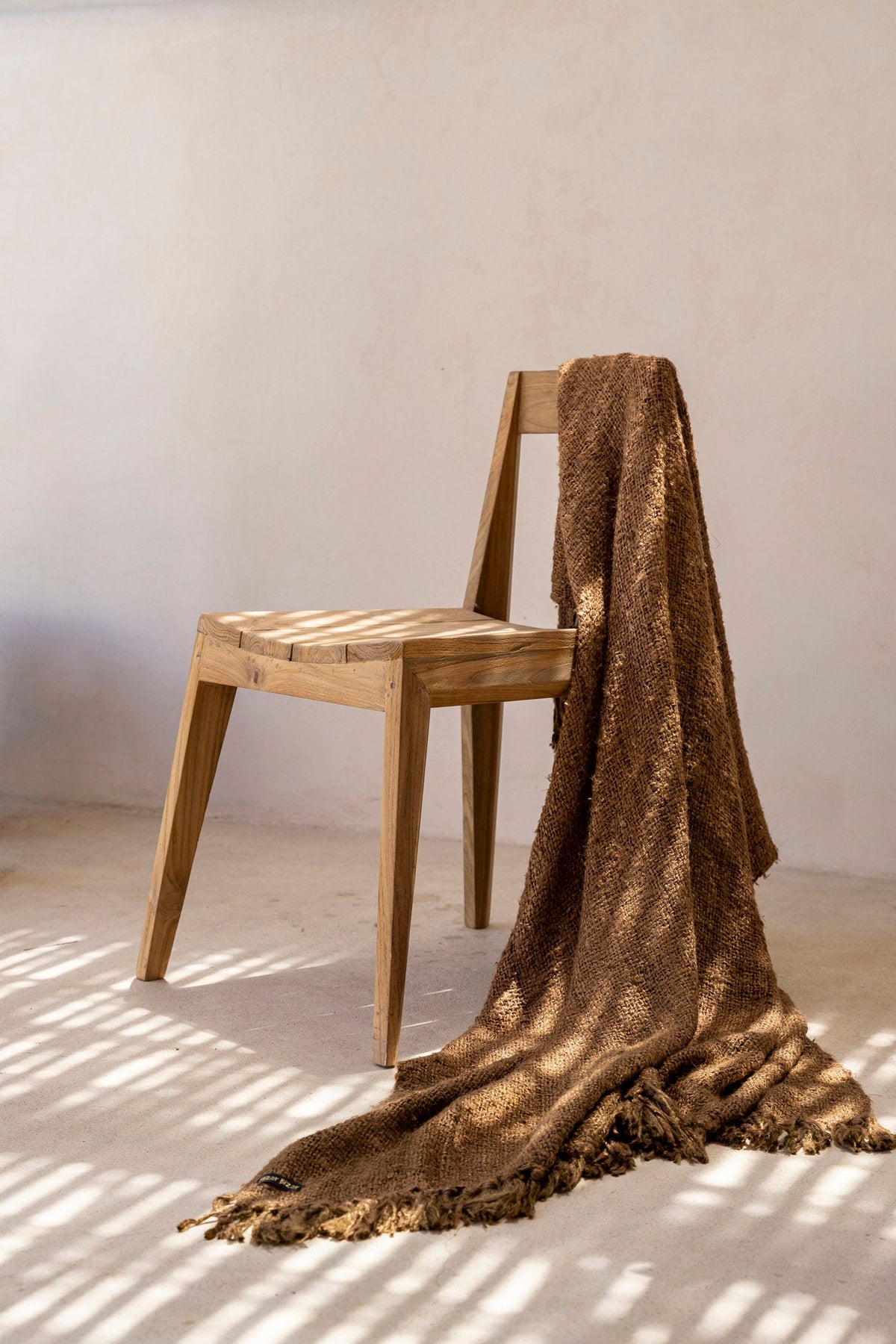 Chaise de jardin Paxi en teck naturel dans un décor extérieur – Bazar Bizar