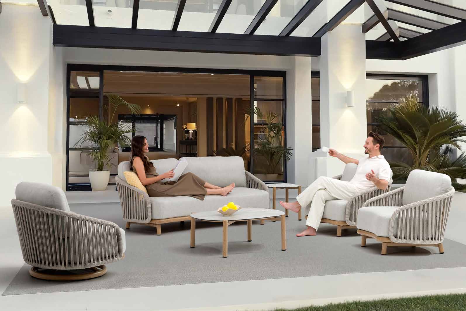 Collection DELIGHT sur une terrasse – fauteuils, canapé et tables