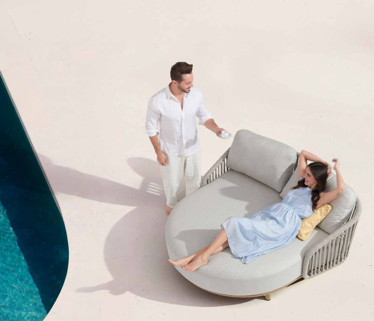 Daybed extérieur DELIGHT finition chêne au bord d’une piscine