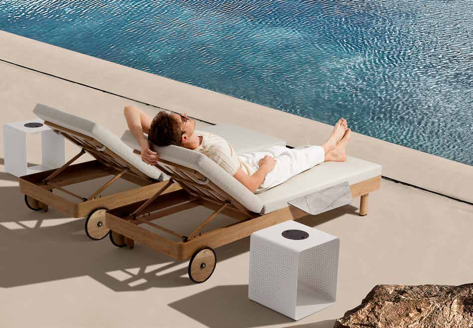 Bain de soleil LOUNGE COUTURE Jardin près d’une piscine