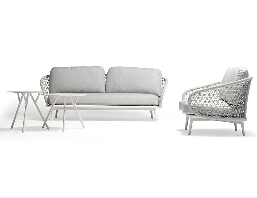 Canapé CUDDLE 3 places Light Grey avec un fauteuil et des tables de mise en scène — canapé seul, autres meubles non inclus
