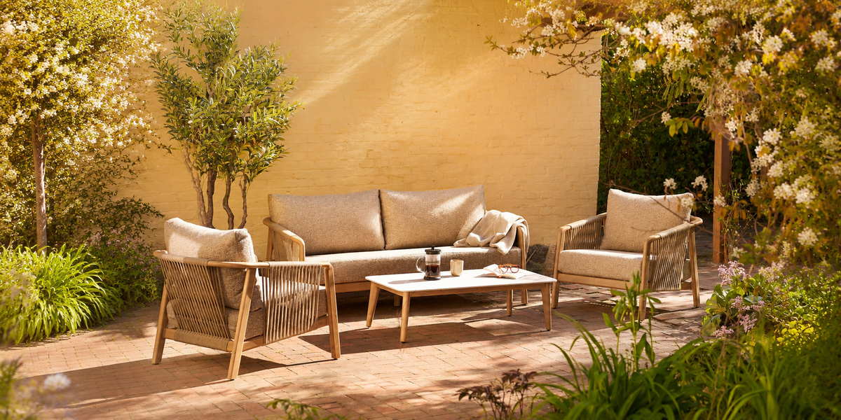 Salon de jardin FARGO House Nordic dans un jardin fleuri