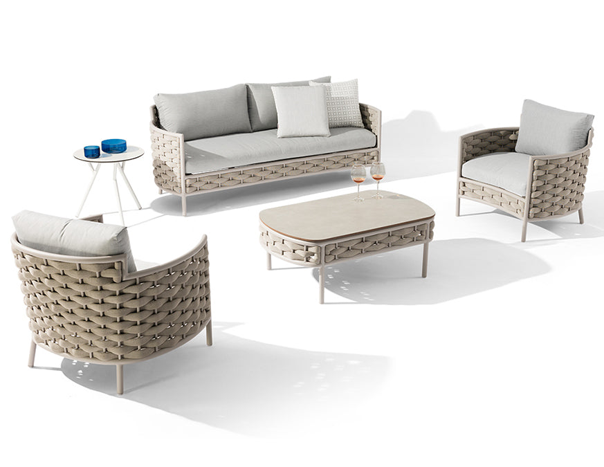 Table basse LOOP Greige – salon extérieur en situation