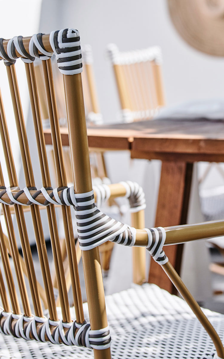Fauteuil Monique – gros plan blanc et cappuccino
