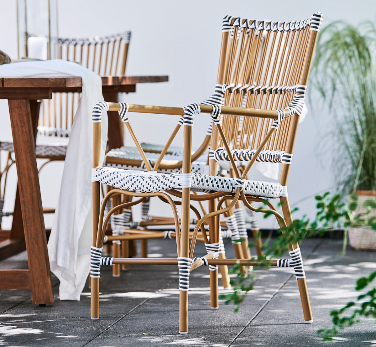 Fauteuil Monique Sika-Design en situation extérieure